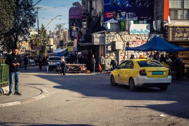 Hebron, Batı Şeria, 20 Aralık 2025, El Halil 'in H2 sektöründe Iconic sarı taksileri. 