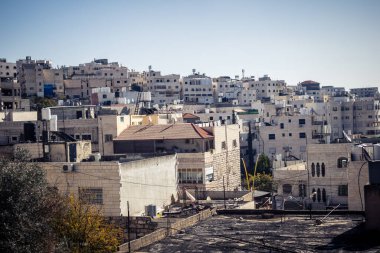 Hebron, Batı Şeria, 22 Aralık 2025 Tel Rumeida 'nın yükseklerinden Panoramik şehir manzarası. Bu yoğun şehir manzarası bölünmüş şehrin eşsiz topografisini gösteriyor..