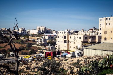 Hebron, Batı Şeria, 22 Aralık 2025 Tel Rumeida 'nın yükseklerinden Panoramik şehir manzarası. Bu yoğun şehir manzarası bölünmüş şehrin eşsiz topografisini gösteriyor..