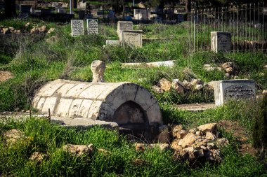 Hebron, Batı Şeria, 22 Aralık 2025 askeri kontrol altındaki H2 sektöründe bulunan tarihi Tel Rumeida Arap mezarlığı. Bu Filistin mezarlığı şehrin stratejik tepelerinde duruyor..