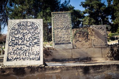 Hebron, Batı Şeria, 22 Aralık 2025 askeri kontrol altındaki H2 sektöründe bulunan tarihi Tel Rumeida Arap mezarlığı. Bu Filistin mezarlığı şehrin stratejik tepelerinde duruyor..