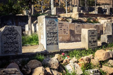 Hebron, Batı Şeria, 22 Aralık 2025 askeri kontrol altındaki H2 sektöründe bulunan tarihi Tel Rumeida Arap mezarlığı. Bu Filistin mezarlığı şehrin stratejik tepelerinde duruyor..