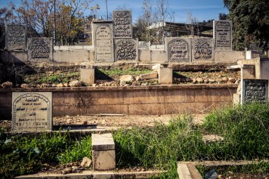 Hebron, Batı Şeria, 22 Aralık 2025 askeri kontrol altındaki H2 sektöründe bulunan tarihi Tel Rumeida Arap mezarlığı. Bu Filistin mezarlığı şehrin stratejik tepelerinde duruyor..