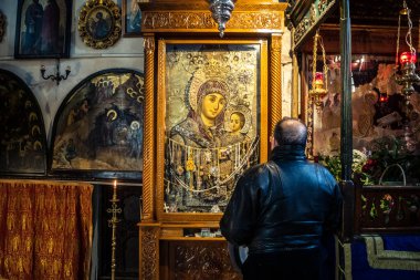 Beytüllahim, Batı Şeria, 23 Aralık 2025 Turist ve hacılar İsa 'nın Doğumu Bazilikası' nı ziyaret ederler. Ziyaretçiler, küresel birlik ve inancı yansıtan tarihi kilisede bir araya geldiler..