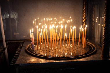 Beytüllahim, Batı Şeria, 23 Aralık 2025 Hristiyanlığın en kutsal yerlerinden biri olan İsa 'nın Doğumu Bazilikası' nın iç görünümü. Site, inanç ve dayanıklılığın evrensel bir sembolü olmaya devam ediyor..