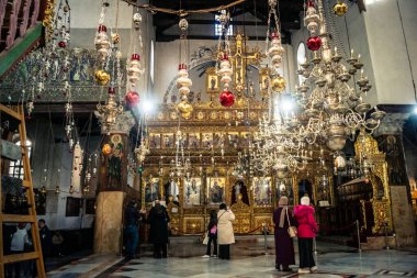 Beytüllahim, Batı Şeria, 23 Aralık 2025 Turist ve hacılar İsa 'nın Doğumu Bazilikası' nı ziyaret ederler. Ziyaretçiler, küresel birlik ve inancı yansıtan tarihi kilisede bir araya geldiler..