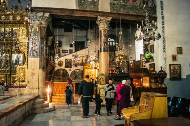 Beytüllahim, Batı Şeria, 23 Aralık 2025 Turist ve hacılar İsa 'nın Doğumu Bazilikası' nı ziyaret ederler. Ziyaretçiler, küresel birlik ve inancı yansıtan tarihi kilisede bir araya geldiler..