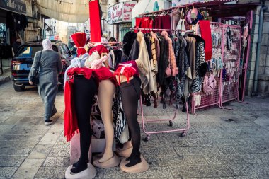 Beytüllahim, Batı Şeria, 23 Aralık 2025 Eski Beytüllahim Şehri 'nde geleneksel çarşı. Yoğun Noel sezonunda. Yerel Filistinliler ve ziyaretçiler dar sokaklarda geziniyorlar.