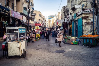 Beytüllahim, Batı Şeria, 23 Aralık 2025 Eski Beytüllahim Şehri 'nde geleneksel çarşı. Yoğun Noel sezonunda. Yerel Filistinliler ve ziyaretçiler dar sokaklarda geziniyorlar.