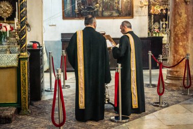 23 Aralık 2025 'te Beytüllahim, Batı Şeria' da din adamları İsa 'nın Doğumu Bazilikası' nda kutsal bir ayin düzenlediler. Ruhban sınıfı İsa 'nın geleneksel doğduğu yerde kutsal ayinler düzenler..