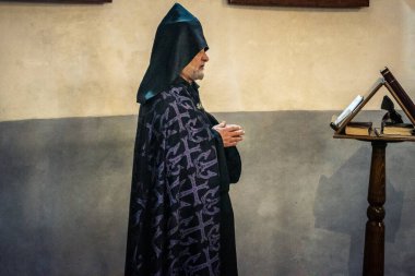 23 Aralık 2025 'te Beytüllahim, Batı Şeria' da din adamları İsa 'nın Doğumu Bazilikası' nda kutsal bir ayin düzenlediler. Ruhban sınıfı İsa 'nın geleneksel doğduğu yerde kutsal ayinler düzenler..