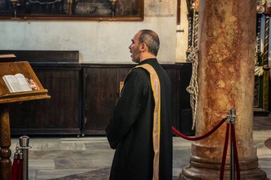 23 Aralık 2025 'te Beytüllahim, Batı Şeria' da din adamları İsa 'nın Doğumu Bazilikası' nda kutsal bir ayin düzenlediler. Ruhban sınıfı İsa 'nın geleneksel doğduğu yerde kutsal ayinler düzenler..