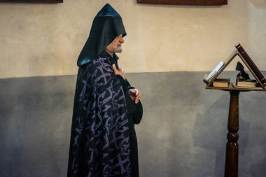 23 Aralık 2025 'te Beytüllahim, Batı Şeria' da din adamları İsa 'nın Doğumu Bazilikası' nda kutsal bir ayin düzenlediler. Ruhban sınıfı İsa 'nın geleneksel doğduğu yerde kutsal ayinler düzenler..