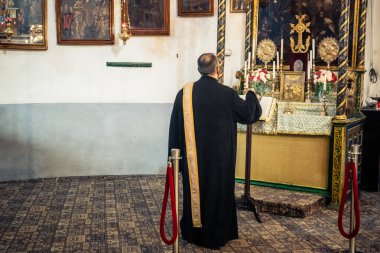 23 Aralık 2025 'te Beytüllahim, Batı Şeria' da din adamları İsa 'nın Doğumu Bazilikası' nda kutsal bir ayin düzenlediler. Ruhban sınıfı İsa 'nın geleneksel doğduğu yerde kutsal ayinler düzenler..