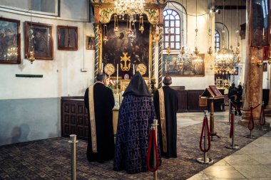 23 Aralık 2025 'te Beytüllahim, Batı Şeria' da din adamları İsa 'nın Doğumu Bazilikası' nda kutsal bir ayin düzenlediler. Ruhban sınıfı İsa 'nın geleneksel doğduğu yerde kutsal ayinler düzenler..