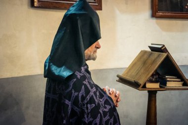 23 Aralık 2025 'te Beytüllahim, Batı Şeria' da din adamları İsa 'nın Doğumu Bazilikası' nda kutsal bir ayin düzenlediler. Ruhban sınıfı İsa 'nın geleneksel doğduğu yerde kutsal ayinler düzenler..