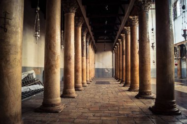 Beytüllahim, Batı Şeria, 23 Aralık 2025 Hristiyanlığın en kutsal yerlerinden biri olan İsa 'nın Doğumu Bazilikası' nın iç görünümü. Site, inanç ve dayanıklılığın evrensel bir sembolü olmaya devam ediyor..