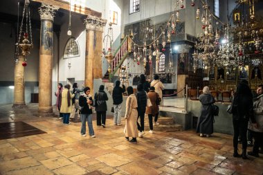 Beytüllahim, Batı Şeria, 23 Aralık 2025 Turist ve hacılar İsa 'nın Doğumu Bazilikası' nı ziyaret ederler. Ziyaretçiler, küresel birlik ve inancı yansıtan tarihi kilisede bir araya geldiler..