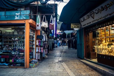 Beytüllahim, Batı Şeria, 23 Aralık 2025 Eski Beytüllahim Şehri 'nde geleneksel çarşı. Yoğun Noel sezonunda. Yerel Filistinliler ve ziyaretçiler dar sokaklarda geziniyorlar.