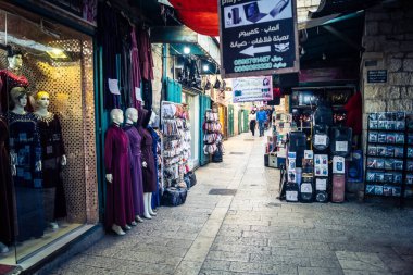 Beytüllahim, Batı Şeria, 23 Aralık 2025 Eski Beytüllahim Şehri 'nde geleneksel çarşı. Yoğun Noel sezonunda. Yerel Filistinliler ve ziyaretçiler dar sokaklarda geziniyorlar.