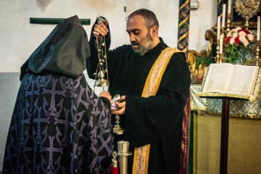 23 Aralık 2025 'te Beytüllahim, Batı Şeria' da din adamları İsa 'nın Doğumu Bazilikası' nda kutsal bir ayin düzenlediler. Ruhban sınıfı İsa 'nın geleneksel doğduğu yerde kutsal ayinler düzenler..