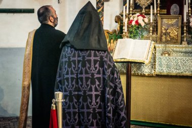 23 Aralık 2025 'te Beytüllahim, Batı Şeria' da din adamları İsa 'nın Doğumu Bazilikası' nda kutsal bir ayin düzenlediler. Ruhban sınıfı İsa 'nın geleneksel doğduğu yerde kutsal ayinler düzenler..