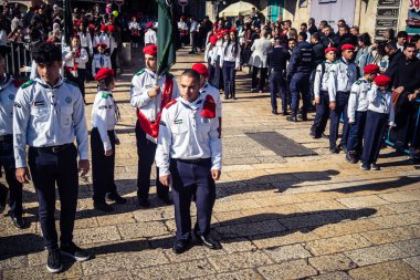Beytüllahim, Batı Şeria, 24 Aralık 2025 Filistinli izciler yıllık Noel geçit töreni sırasında Beytüllahim sokaklarında yürüdüler. Kültürel kutlamaların merkezi bir parçasıdır..