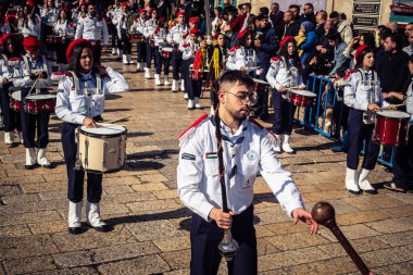 Beytüllahim, Batı Şeria, 24 Aralık 2025 Noel geçit töreni sırasında Filistinli bir izci grubunun yakın plan detayları. Müzisyenlerin yoğunluğu bu geleneksel bayram kutlamasını tanımlıyor..