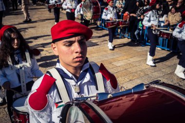Beytüllahim, Batı Şeria, 24 Aralık 2025 Noel geçit töreni sırasında Filistinli bir izci grubunun yakın plan detayları. Müzisyenlerin yoğunluğu bu geleneksel bayram kutlamasını tanımlıyor..