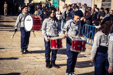 Beytüllahim, Batı Şeria, 24 Aralık 2025 Filistinli izci bandosu Noel geçit töreni sırasında sahne alır. Geleneksel üniforma giymiş müzisyenler tarihi caddelerde geçit törenine önderlik ediyorlar.