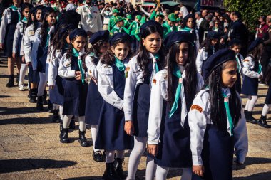 Beytüllahim, Batı Şeria, 24 Aralık 2025. Genç Filistinli izciler yıllık Noel geçit töreni sırasında Beytüllahim sokaklarında yürüyüş yapıyorlar. Kültürel kutlamaların merkezi bir parçasıdır..