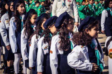 Beytüllahim, Batı Şeria, 24 Aralık 2025. Genç Filistinli izciler yıllık Noel geçit töreni sırasında Beytüllahim sokaklarında yürüyüş yapıyorlar. Kültürel kutlamaların merkezi bir parçasıdır..