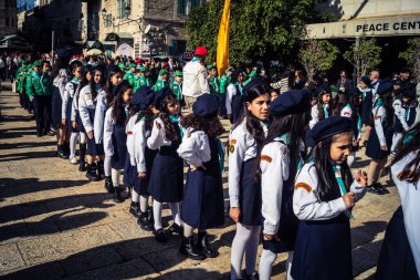 Beytüllahim, Batı Şeria, 24 Aralık 2025. Genç Filistinli izciler yıllık Noel geçit töreni sırasında Beytüllahim sokaklarında yürüyüş yapıyorlar. Kültürel kutlamaların merkezi bir parçasıdır..