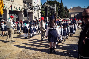 Beytüllahim, Batı Şeria, 24 Aralık 2025. Genç Filistinli izciler yıllık Noel geçit töreni sırasında Beytüllahim sokaklarında yürüyüş yapıyorlar. Kültürel kutlamaların merkezi bir parçasıdır..