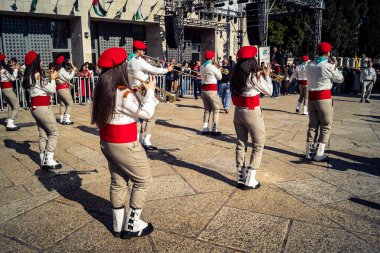 Beytüllahim, Batı Şeria, 24 Aralık 2025 Filistinli izci bandosu Noel geçit töreni sırasında sahne alır. Geleneksel üniforma giymiş müzisyenler tarihi caddelerde geçit törenine önderlik ediyorlar.