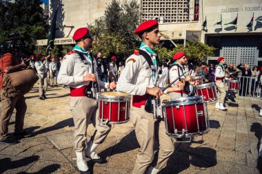 Beytüllahim, Batı Şeria, 24 Aralık 2025 Filistinli izci bandosu Noel geçit töreni sırasında sahne alır. Geleneksel üniforma giymiş müzisyenler tarihi caddelerde geçit törenine önderlik ediyorlar.