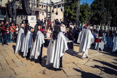 Beytüllahim, Batı Şeria, 24 Aralık 2025 Filistinli izci bandosu Noel geçit töreni sırasında sahne alır. Geleneksel üniforma giymiş müzisyenler tarihi caddelerde geçit törenine önderlik ediyorlar.