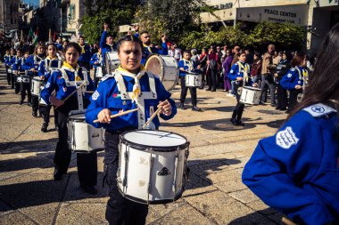 Beytüllahim, Batı Şeria, 24 Aralık 2025 Noel geçit töreni sırasında Filistinli bir izci grubunun yakın plan detayları. Müzisyenlerin yoğunluğu bu geleneksel bayram kutlamasını tanımlıyor..