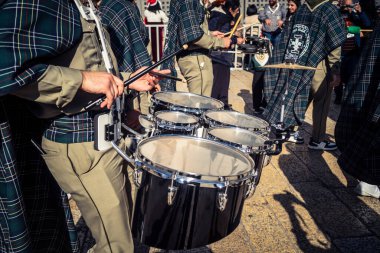 Beytüllahim, Batı Şeria, 24 Aralık 2025 Noel geçit töreni sırasında Filistinli bir izci grubunun yakın plan detayları. Müzisyenlerin yoğunluğu bu geleneksel bayram kutlamasını tanımlıyor..