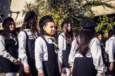 Beytüllahim, Batı Şeria, 24 Aralık 2025. Genç Filistinli izciler yıllık Noel geçit töreni sırasında Beytüllahim sokaklarında yürüyüş yapıyorlar. Kültürel kutlamaların merkezi bir parçasıdır..