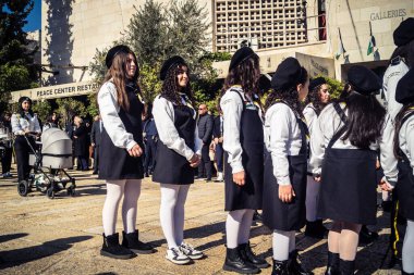 Beytüllahim, Batı Şeria, 24 Aralık 2025. Genç Filistinli izciler yıllık Noel geçit töreni sırasında Beytüllahim sokaklarında yürüyüş yapıyorlar. Kültürel kutlamaların merkezi bir parçasıdır..