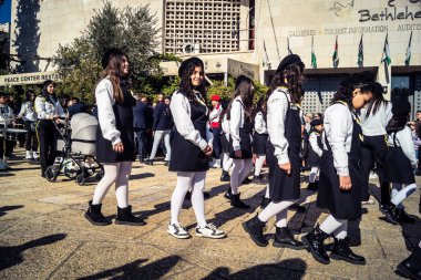 Beytüllahim, Batı Şeria, 24 Aralık 2025. Genç Filistinli izciler yıllık Noel geçit töreni sırasında Beytüllahim sokaklarında yürüyüş yapıyorlar. Kültürel kutlamaların merkezi bir parçasıdır..