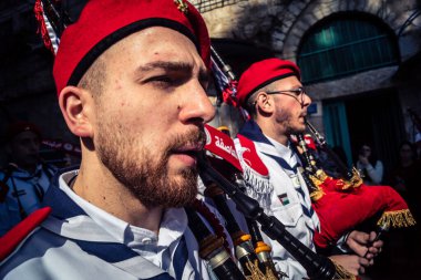 Beytüllahim, Batı Şeria, 24 Aralık 2025 Noel geçit töreni sırasında Filistinli bir izci grubunun yakın plan detayları. Müzisyenlerin yoğunluğu bu geleneksel bayram kutlamasını tanımlıyor..