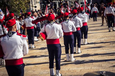 Beytüllahim, Batı Şeria, 24 Aralık 2025 Filistinli izci bandosu Noel geçit töreni sırasında sahne alır. Geleneksel üniforma giymiş müzisyenler tarihi caddelerde geçit törenine önderlik ediyorlar.