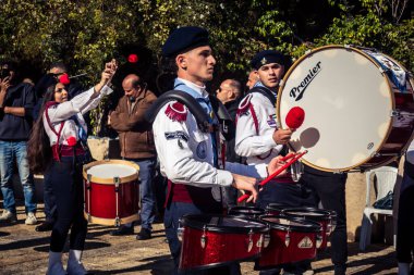 Beytüllahim, Batı Şeria, 24 Aralık 2025 Noel geçit töreni sırasında Filistinli bir izci grubunun yakın plan detayları. Müzisyenlerin yoğunluğu bu geleneksel bayram kutlamasını tanımlıyor..
