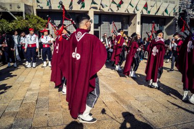 Beytüllahim, Batı Şeria, 24 Aralık 2025 Noel geçit töreni sırasında Filistinli bir izci grubunun yakın plan detayları. Müzisyenlerin yoğunluğu bu geleneksel bayram kutlamasını tanımlıyor..