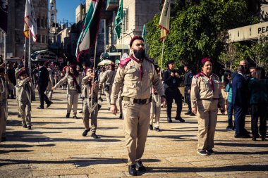 Beytüllahim, Batı Şeria, 24 Aralık 2025 Filistinli izciler yıllık Noel geçit töreni sırasında Beytüllahim sokaklarında yürüdüler. Kültürel kutlamaların merkezi bir parçasıdır..