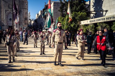 Beytüllahim, Batı Şeria, 24 Aralık 2025 Filistinli izciler yıllık Noel geçit töreni sırasında Beytüllahim sokaklarında yürüdüler. Kültürel kutlamaların merkezi bir parçasıdır..