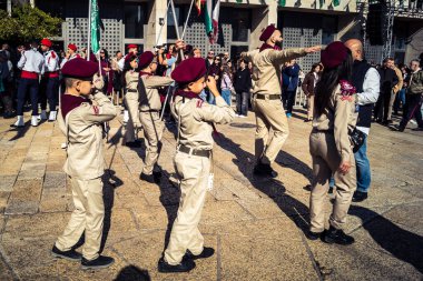 Beytüllahim, Batı Şeria, 24 Aralık 2025. Genç Filistinli izciler yıllık Noel geçit töreni sırasında Beytüllahim sokaklarında yürüyüş yapıyorlar. Kültürel kutlamaların merkezi bir parçasıdır..