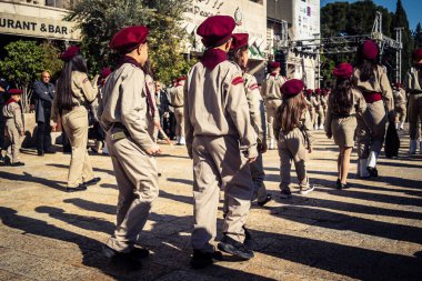 Beytüllahim, Batı Şeria, 24 Aralık 2025. Genç Filistinli izciler yıllık Noel geçit töreni sırasında Beytüllahim sokaklarında yürüyüş yapıyorlar. Kültürel kutlamaların merkezi bir parçasıdır..